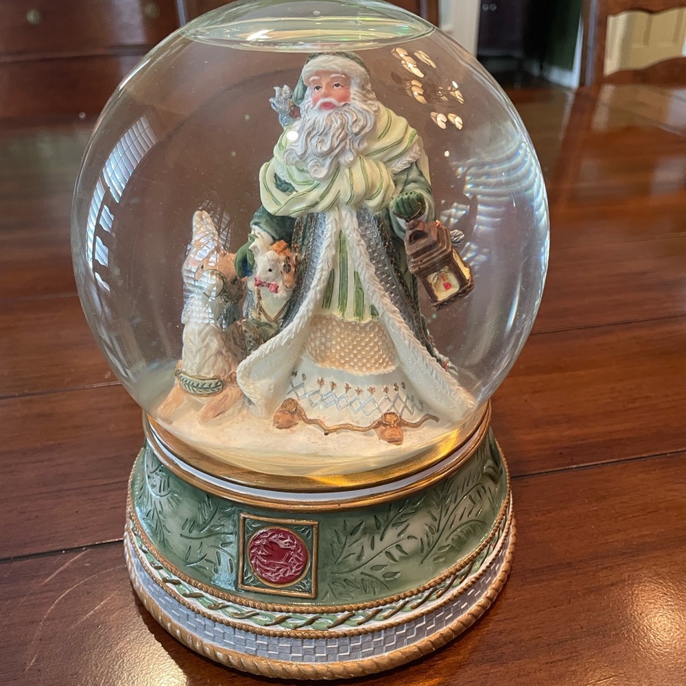 Fitz and Floyd Georgian musical snow globe 2007 EUC barely used